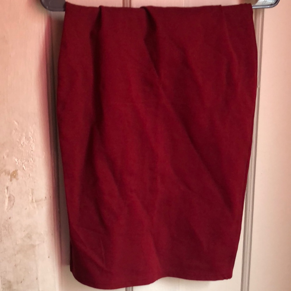 Fitted red skirt